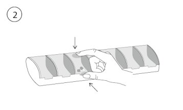 ... mit dem Zeigefinger einen sanften Druck auf dem oberen Drittel des Fachdeckels ausüben.