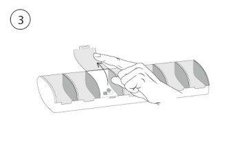 Parallel nehmen Sie den Daumen derselben Hand zur Hilfe, um den Fachdeckel der Box aufzumachen.